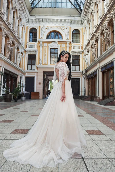 Beautiful Elegant Bride Perfect Wedding Dress Poses Beautiful Architecture — 스톡 사진