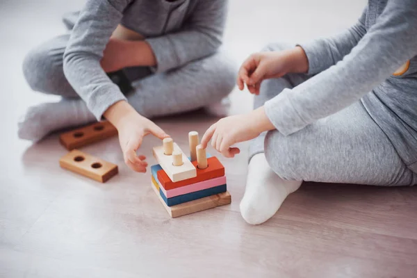 Barn Leker Med Leksaksdesigner Golvet Barnrummet Två Barn Leker Med — Stockfoto