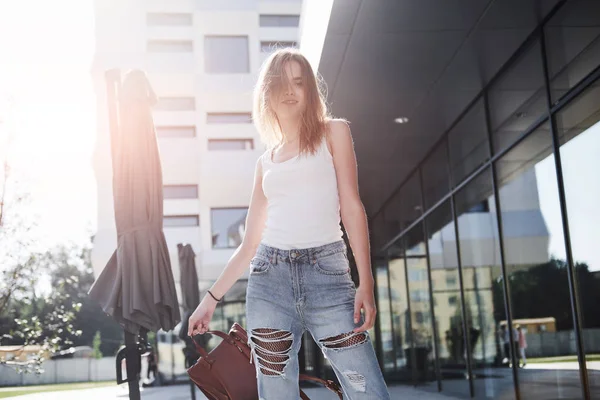 Schöne Mädchen Mit Einem Rucksack Fuß Entlang Der Stadtstraße Einem — Stockfoto