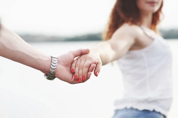 Mooi Meisje Die Hand Van Haar Vriend Vasthoudt Zomer Seizoen — Stockfoto