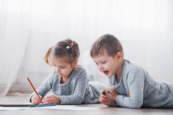 Los Niños Acuestan Suelo Pijama Dibujan Con Lápices Lindo Niño — Foto de Stock