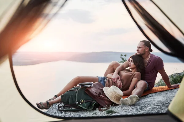 Vista Desde Tienda Campaña Pareja Que Miente Una Vista Del —  Fotos de Stock