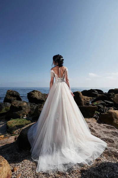 Flicka Lyx Bröllopsklänning Poserar Vid Havets Strand Brud Rocks — Stockfoto