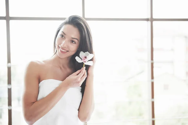 Mooi Meisje Een Handdoek Met Een Orchidee Ontspanning Massage Wachten — Stockfoto