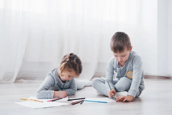 Los Niños Acuestan Suelo Pijama Dibujan Con Lápices Lindo Niño — Foto de Stock