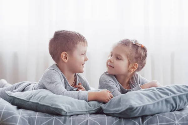 Çocuklar Ebeveyn Yatağında Oynuyor Çocuklar Güneşli Beyaz Yatak Odasında Uyanırlar — Stok fotoğraf