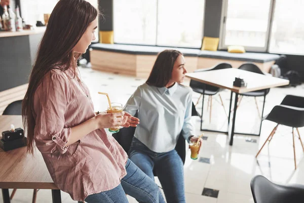 Två Vackra Tvillingflickor Dricker Juice Systrar Som Kopplar Ett Café — Stockfoto