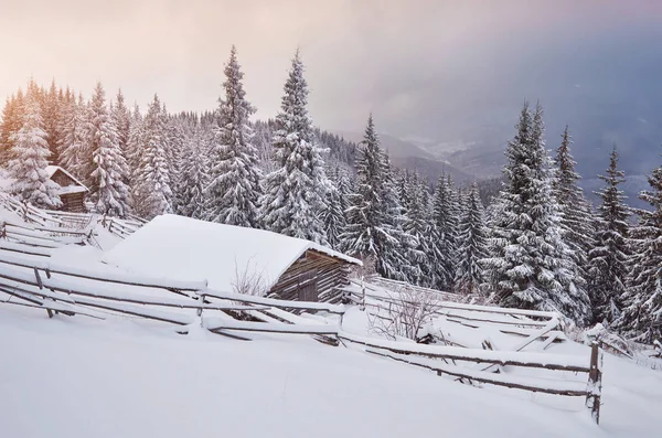 Cozy Wooden Hut High Snowy Mountains Great Pine Trees Background — ストック写真