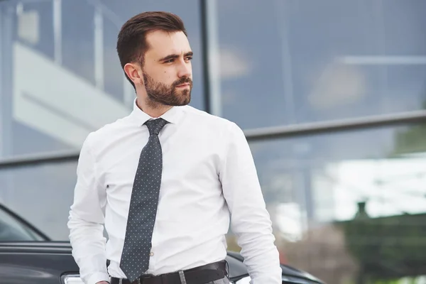 Retrato Hombre Hermoso Con Ropa Negocios Parado Afuera Oficina —  Fotos de Stock