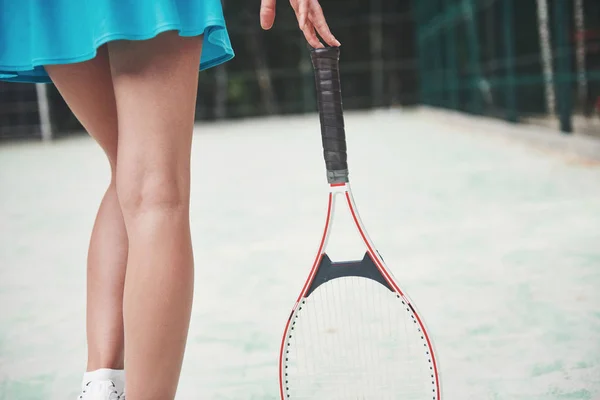 ラケット付きのコートの上に美しいテニスの足 — ストック写真
