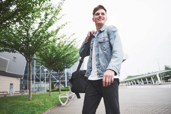 Joven Hermoso Hombre Aeropuerto Está Esperando Vuelo — Foto de Stock