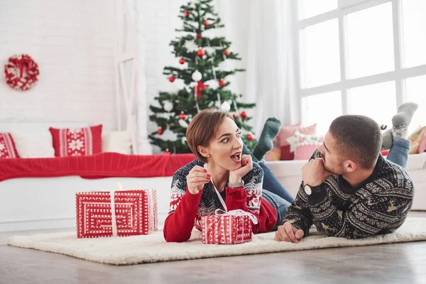 Fille Est Excité Quel Genre Cadeau Intérieur Boîte Beau Jeune — Photo