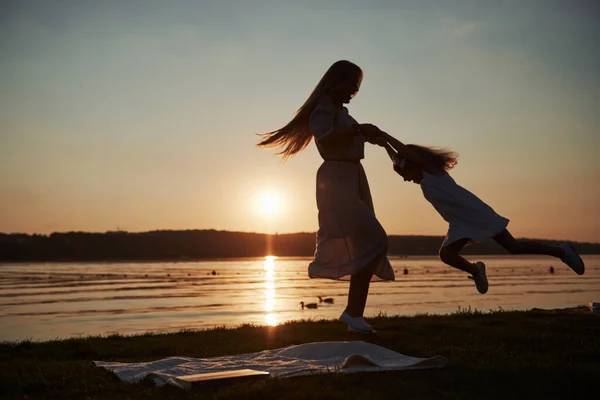 Mom Plays Her Baby Holidays Ocean Silhouettes Sunset — Stock Photo, Image