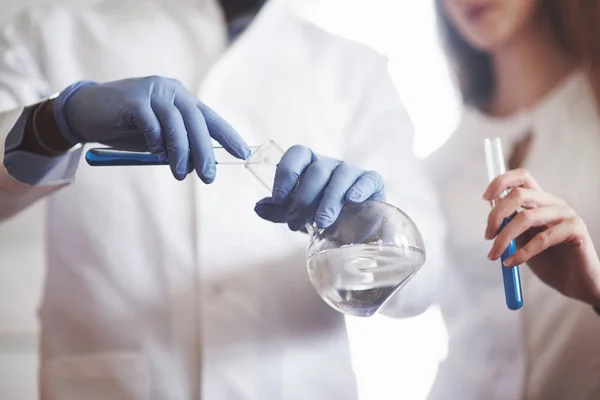 Πειράματα Στο Χημικό Εργαστήριο Ένα Πείραμα Πραγματοποιήθηκε Ένα Εργαστήριο Διαφανείς — Φωτογραφία Αρχείου
