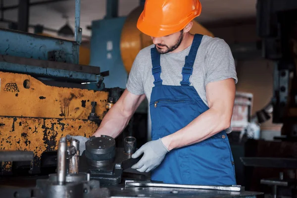 Porträt Eines Jungen Arbeiters Mit Hartem Hut Einer Großen Recyclingfabrik — Stockfoto