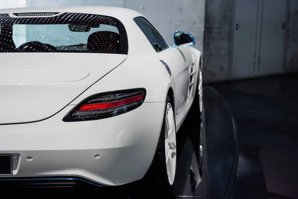 Arka Sağ Diyot Arka Işıklandırmalı Beyaz Modern Spor Arabanın Yan — Stok fotoğraf