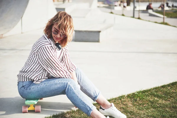 Beautiful Young Girl Having Fun Park Riding Skateboard — 스톡 사진