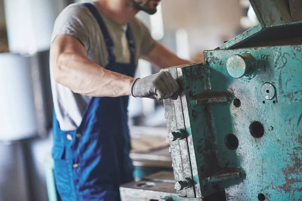 Porträt Eines Jungen Meisters Der Einer Fabrik Arbeitet — Stockfoto