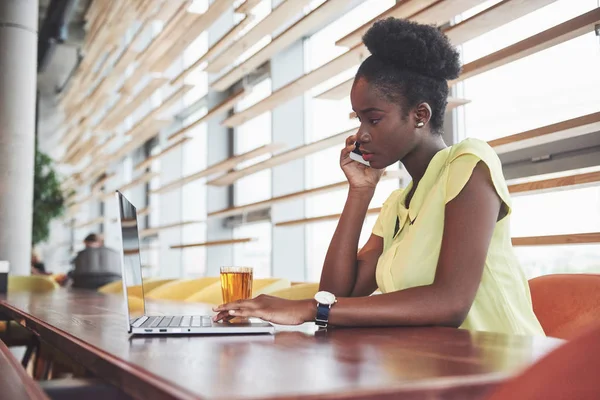 Young Beautiful African American Business Woman Talking Phone While Working — Stock Photo, Image