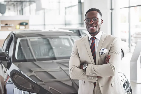 Der Junge Attraktive Schwarze Geschäftsmann Kauft Sich Ein Neues Auto — Stockfoto