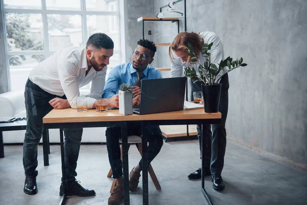 Gente Negocios Multirraciales Con Ordenador Portátil Resolver Los Problemas Empresa — Foto de Stock