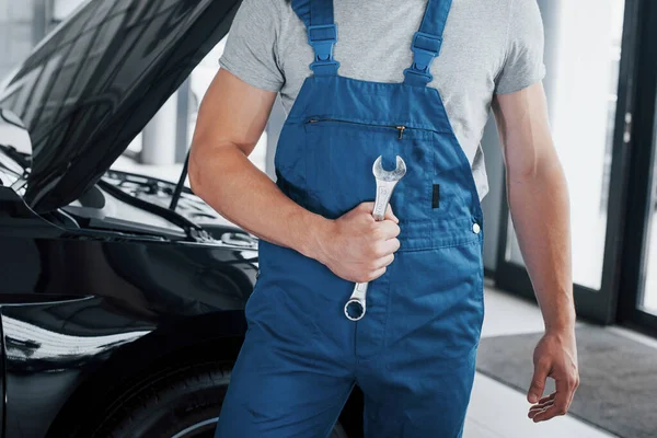 Mano Mecánico Coche Con Una Llave Inglesa Una Zona Combi — Foto de Stock