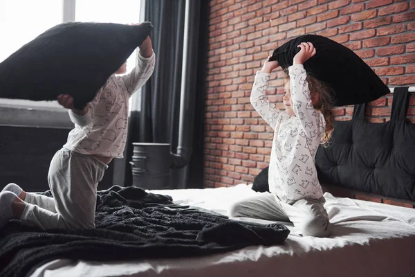 Crianças Impertinentes Menino Menina Encenou Uma Luta Travesseiro Cama Quarto — Fotografia de Stock