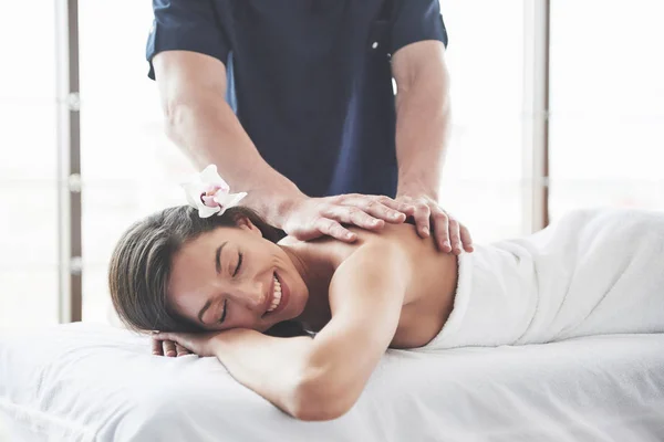 Schöne Frau Liegt Auf Massagetisch Wellnessbereich — Stockfoto