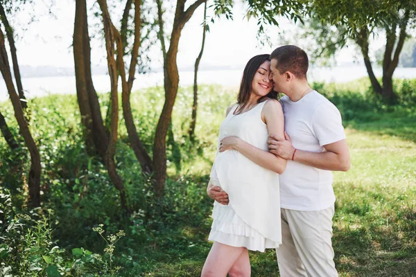 幸せと若いです妊娠中のカップル巨大自然 — ストック写真