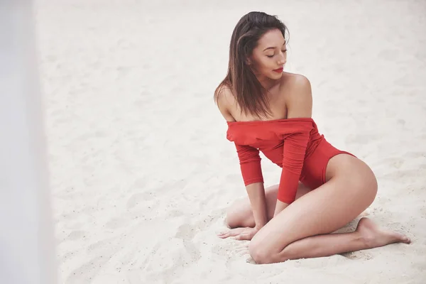 Piękna Młoda Opalona Kobieta Czerwonym Bikini Pozująca Plaży Seksowny Portret — Zdjęcie stockowe