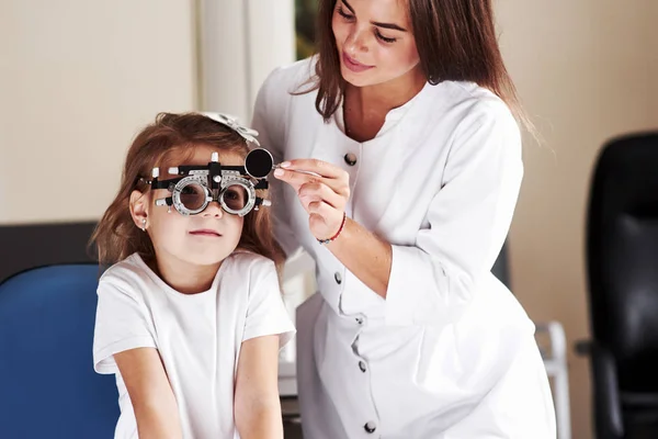 Segura Ferramenta Médico Verificando Vista Menina Sintonizando Phoropter — Fotografia de Stock