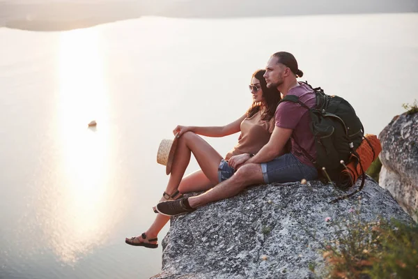 Abrazando Pareja Con Mochila Sentada Cima Montaña Roca Disfrutando Vista —  Fotos de Stock