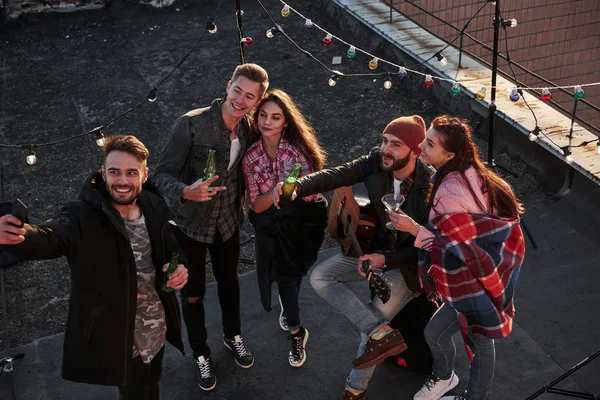 Captura Momento Vista Superior Joven Amigos Que Toman Selfie Mientras — Foto de Stock