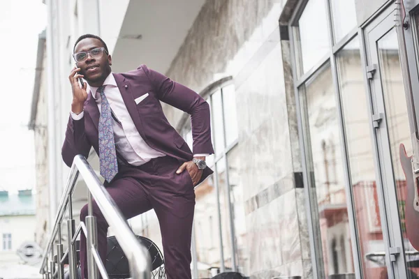 Retrato Jovem Bonito Empresário Afro Americano Falar Fato Telefone Preparação — Fotografia de Stock