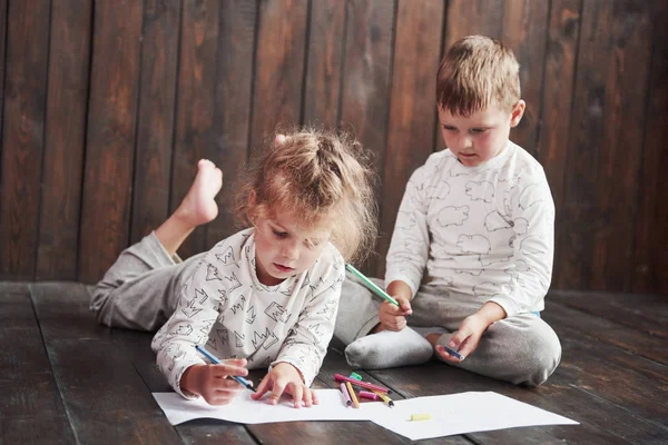 Kinder Liegen Schlafanzug Auf Dem Boden Und Zeichnen Mit Bleistiften — Stockfoto