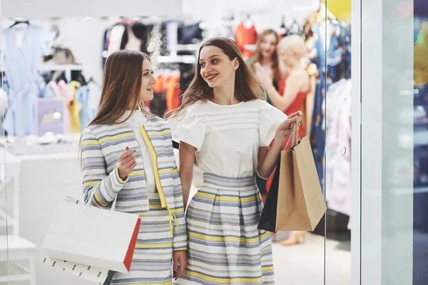 Geweldige Dag Winkelen Twee Mooie Vrouwen Met Tassen Die Glimlachend — Stockfoto