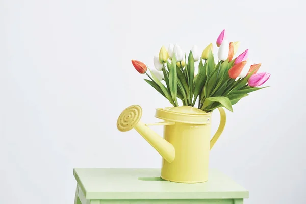 Entonnoir Jaune Avec Petites Tulpes Fleurs Colorées Fleurs Printanières Abondantes — Photo