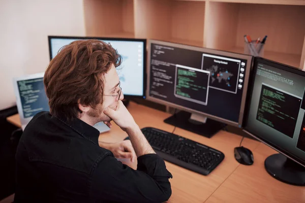 Male Programmer Working Desktop Computer Many Monitors Office Software Develop — Stock Photo, Image