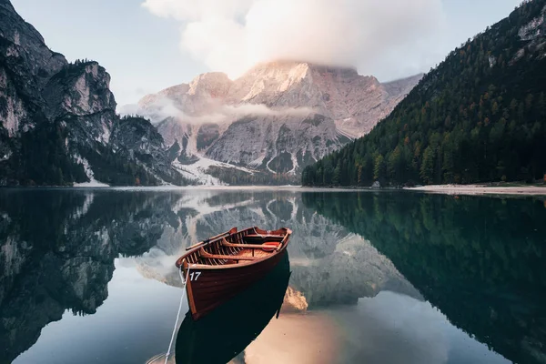 Adventure Time Wooden Boat Crystal Lake Majestic Mountain Reflection Water — Stock Photo, Image