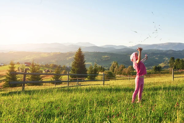 Симпатичная Счастливая Маленькая Девочка Рано Утром Играет Свежем Воздухе Наслаждаясь — стоковое фото
