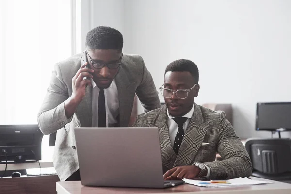 Bild Eines Afrikanisch Amerikanischen Geschäftsmannes Der Seinem Laptop Arbeitet — Stockfoto