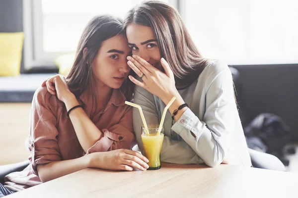 Två Vackra Tvillingflickor Dricker Juice Systrar Som Kopplar Ett Café — Stockfoto