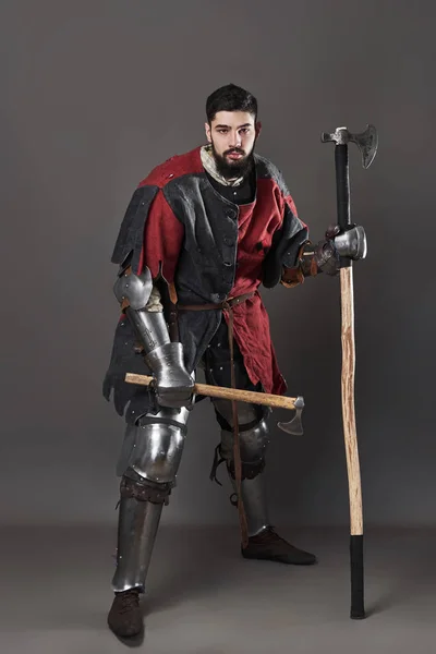 Cavaleiro Medieval Sobre Fundo Cinzento Retrato Brutal Guerreiro Rosto Sujo — Fotografia de Stock