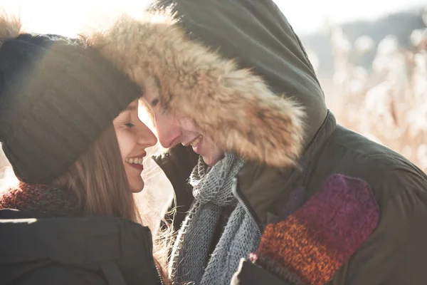 Cheerful Young Couple Having Fun Winter Park — Stock Photo, Image