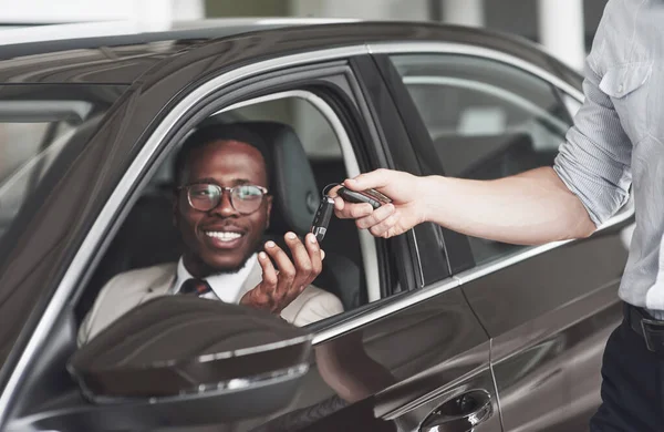 Afroamericano Obtiene Llaves Auto Concesionario Autos — Foto de Stock