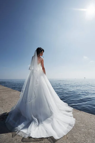 Νύφη Ένα Γαμήλιο Φόρεμα Για Την Παραλία Από Την Θάλασσα — Φωτογραφία Αρχείου