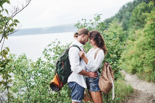 Ternura Pareja Joven Han Decidido Pasar Sus Vacaciones Manera Activa —  Fotos de Stock