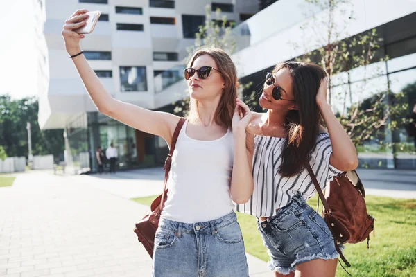 Dvě Krásné Šťastné Mladé Studentky Batohem Blízkosti Kampusu Univerzity Koncept — Stock fotografie