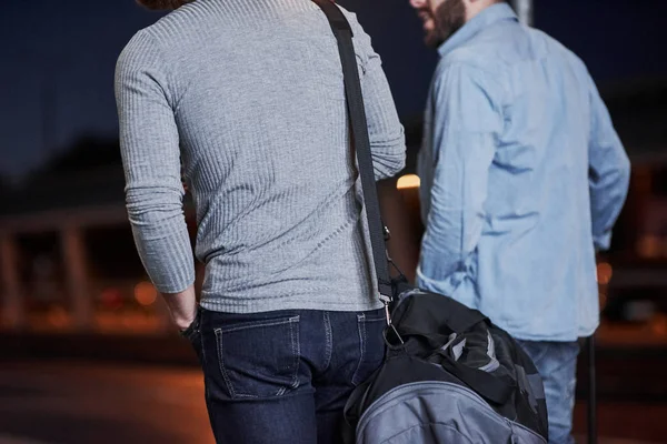 Wandelen Door Nacht Straat Met Bagage — Stockfoto