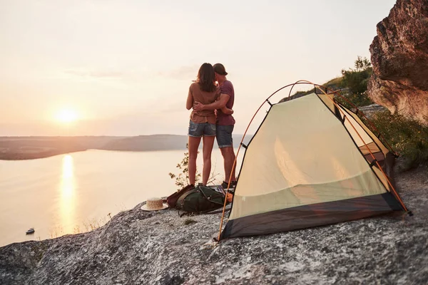 Foto Feliz Perto Tenda Com Vista Para Lago Durante Viagem — Fotografia de Stock